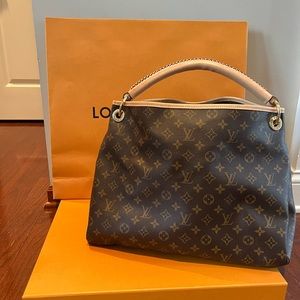 Louis Vuitton Artsy MM Monogram Handbag